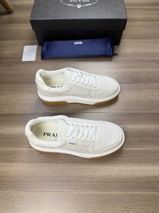 Prada 普拉达 -高端品质 原单 -鞋面：纳帕小牛皮、打孔小牛皮、鞋身车缝品牌塑胶logo -内里：水染牛皮 -大底：超轻tpu发泡 橡胶；双色成型大底 -